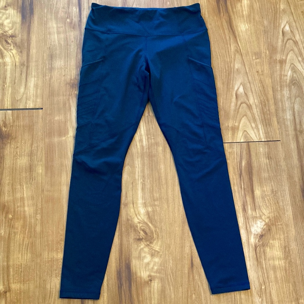 SOLD Lululemon mid rise leggings with side pockets - Picture 1 of 3